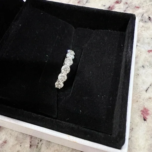 White 18K Diamond Anniversary Ring - Picture 4 of 9